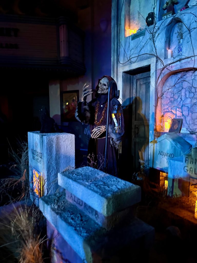 Monstruos 3 character outside entrance to maze